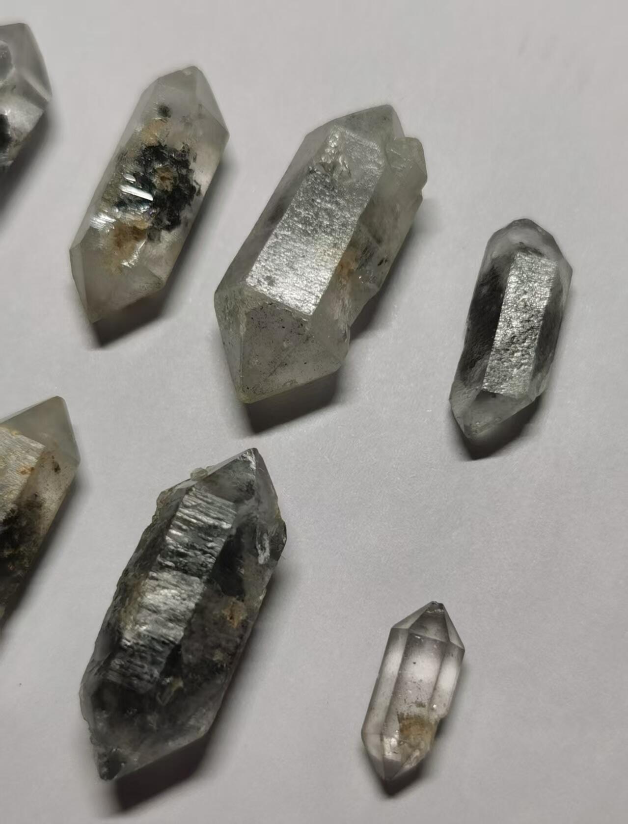 七河·世界钱币杂件水晶矿标小拍（总第30期） 藏家出品 X667 云贵闪灵水晶 糖心类 一组 8 枚，总体重量 30 多克 本件拍品由合作藏家负责邮寄