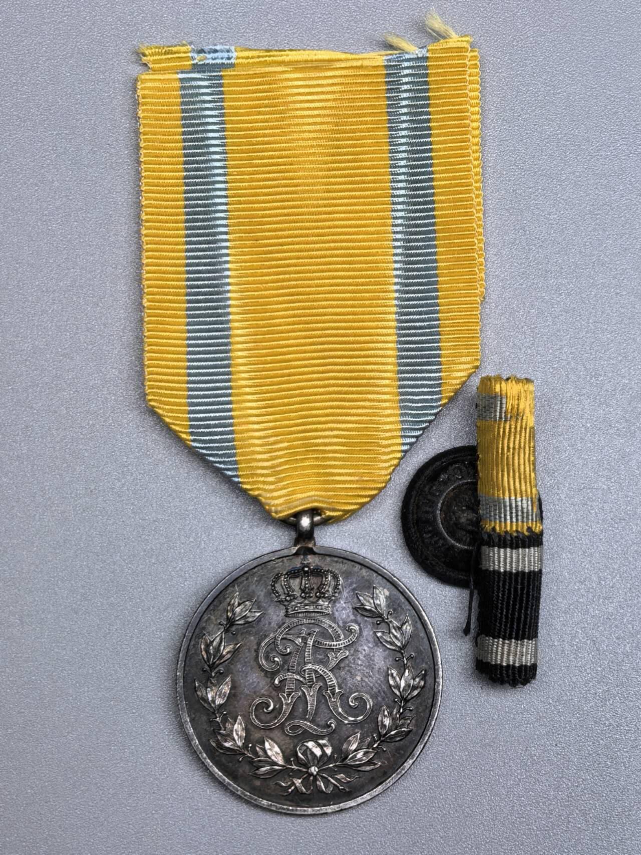 小驴勋章奖章收藏12月06日周六晚六点拍卖（珍爱和平，收藏战争，铭记历史，勿忘国耻，忠党爱国。有偿代拍，送拍规则在简介最后，参拍须阅读规则后再参拍，关系到运费包装发货时效真假辨别等关键信息，拍卖时不再发原图，看大图店主微信码在拍卖店铺介绍里） 一战德国萨克森银级弗里德里希奥古斯特奖章，绶带后配，带与二级铁十字的纽扣略