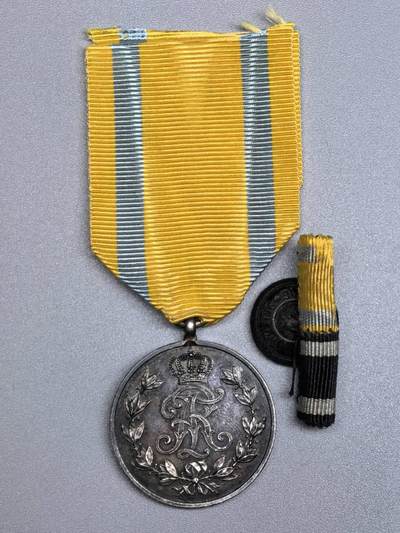 小驴勋章奖章收藏12月06日周六晚六点拍卖（珍爱和平，收藏战争，铭记历史，勿忘国耻，忠党爱国。有偿代拍，送拍规则在简介最后，参拍须阅读规则后再参拍，关系到运费包装发货时效真假辨别等关键信息，拍卖时不再发原图，看大图店主微信码在拍卖店铺介绍里） - 一战德国萨克森银级弗里德里希奥古斯特奖章，绶带后配，带与二级铁十字的纽扣略