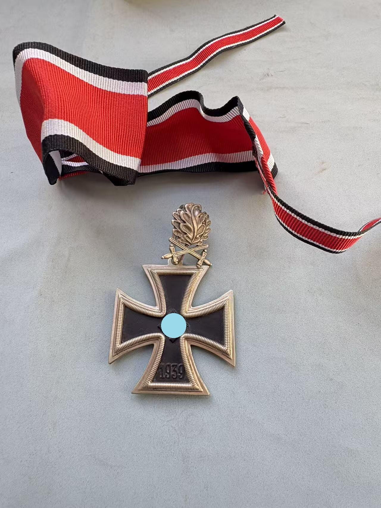 盛世勋华——号角文化勋章邮票专场拍卖第292期 德国（1939）骑士级铁十字勋章 带原盒和纸盒 银制带800银标 复制品 大全套，包装标识：盒子上的“C.E.Juncker Berlin SW 68”是德国历史上著名的勋章制造商（容克公司），该品牌常为德国官方生产勋章类物品。