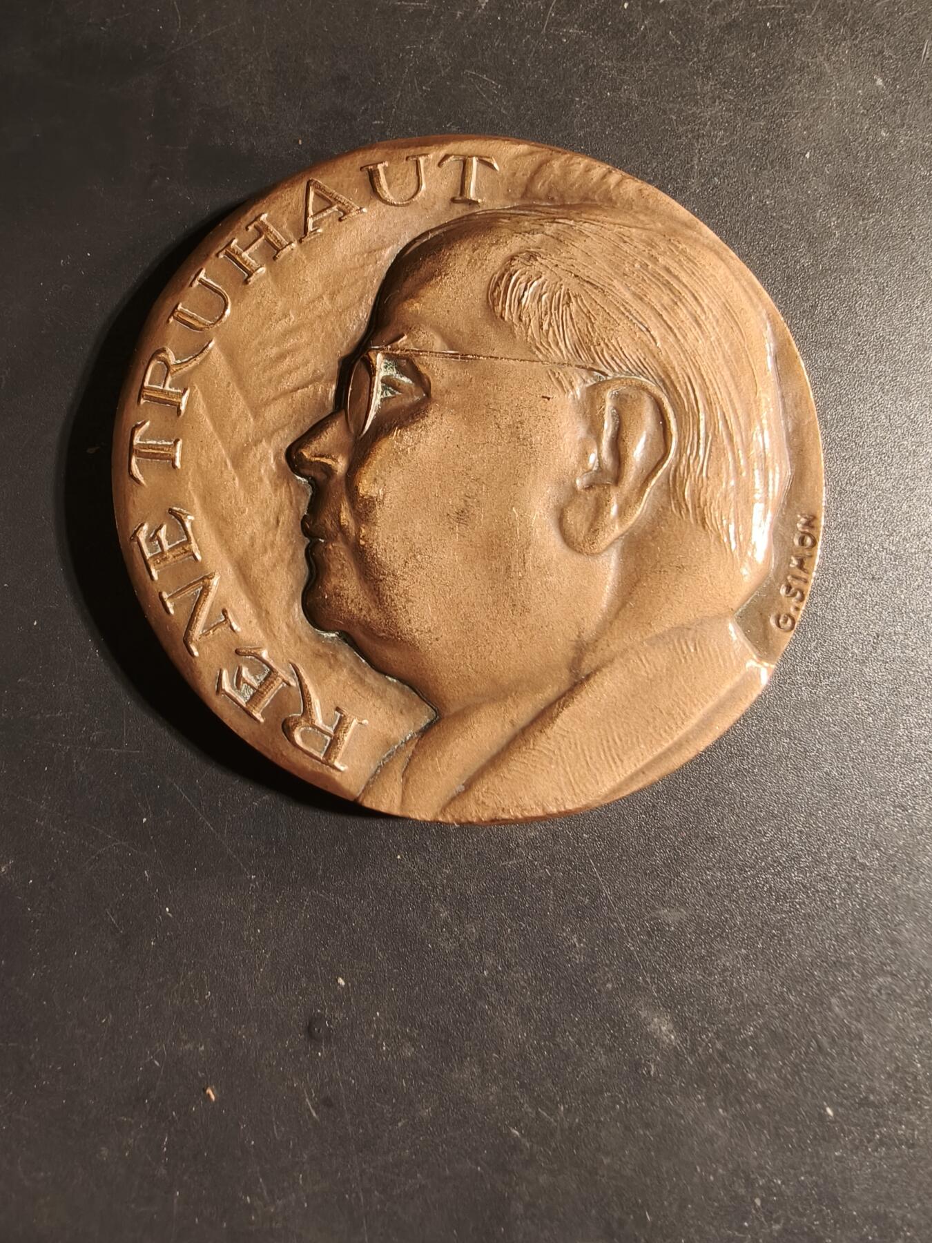 老王徽章第168期 法国毒理学教授雷内·特鲁奥大铜章      他是法兰西学院和国家医学科学院院士      直径68mm.    重量197.8g