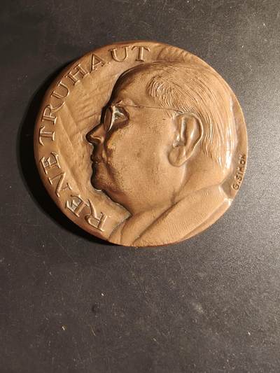 老王徽章第168期 - 法国毒理学教授雷内·特鲁奥大铜章      他是法兰西学院和国家医学科学院院士      直径68mm.    重量197.8g