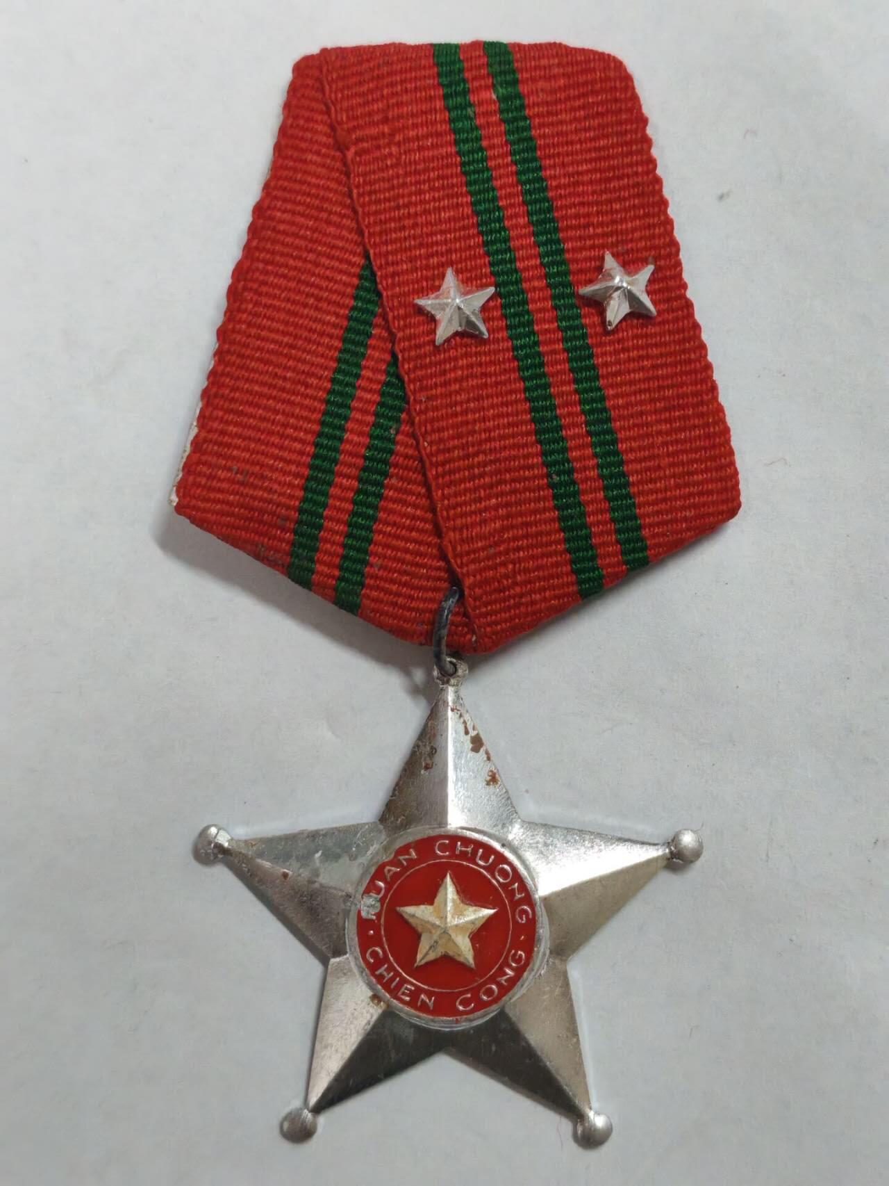 罗岚⭐新藏⭐特惠专拍第一场-分享拍场赚佣 越南社会主义共和国人民军二级战功勋章 主要颁发给前线作战的基层军官-士官-士兵 该章获得条件需要在战场上以出色的基层指挥能力逆转一场小型战斗，或者亲自临阵毙伤数位敌人