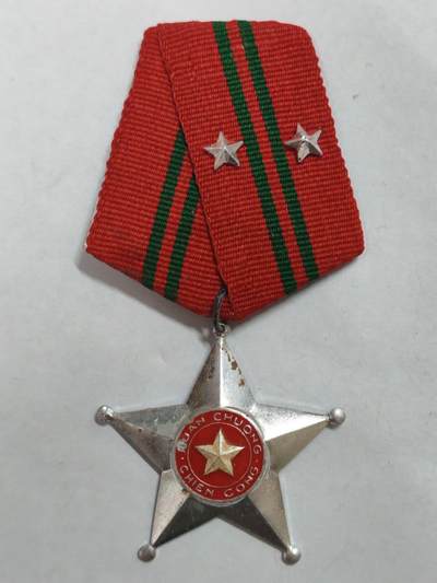 罗岚⭐新藏⭐特惠专拍第一场-分享拍场赚佣 - 越南社会主义共和国人民军二级战功勋章 主要颁发给前线作战的基层军官-士官-士兵 该章获得条件需要在战场上以出色的基层指挥能力逆转一场小型战斗，或者亲自临阵毙伤数位敌人