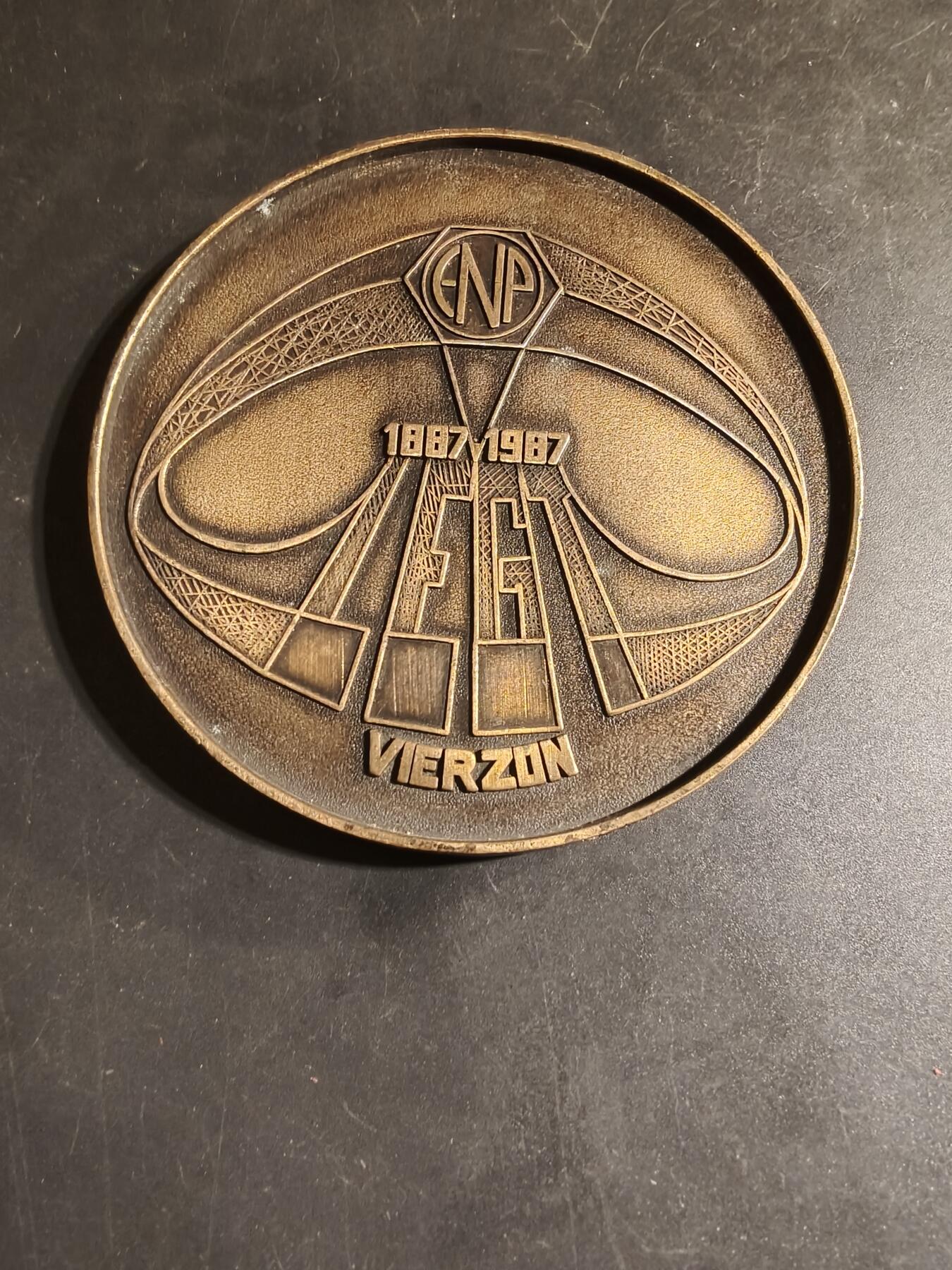 老王徽章第168期 法国昂利·布里松国立工艺学校创始人昂利·布里松诞辰一百年纪念章     直径90mm.     重量150g