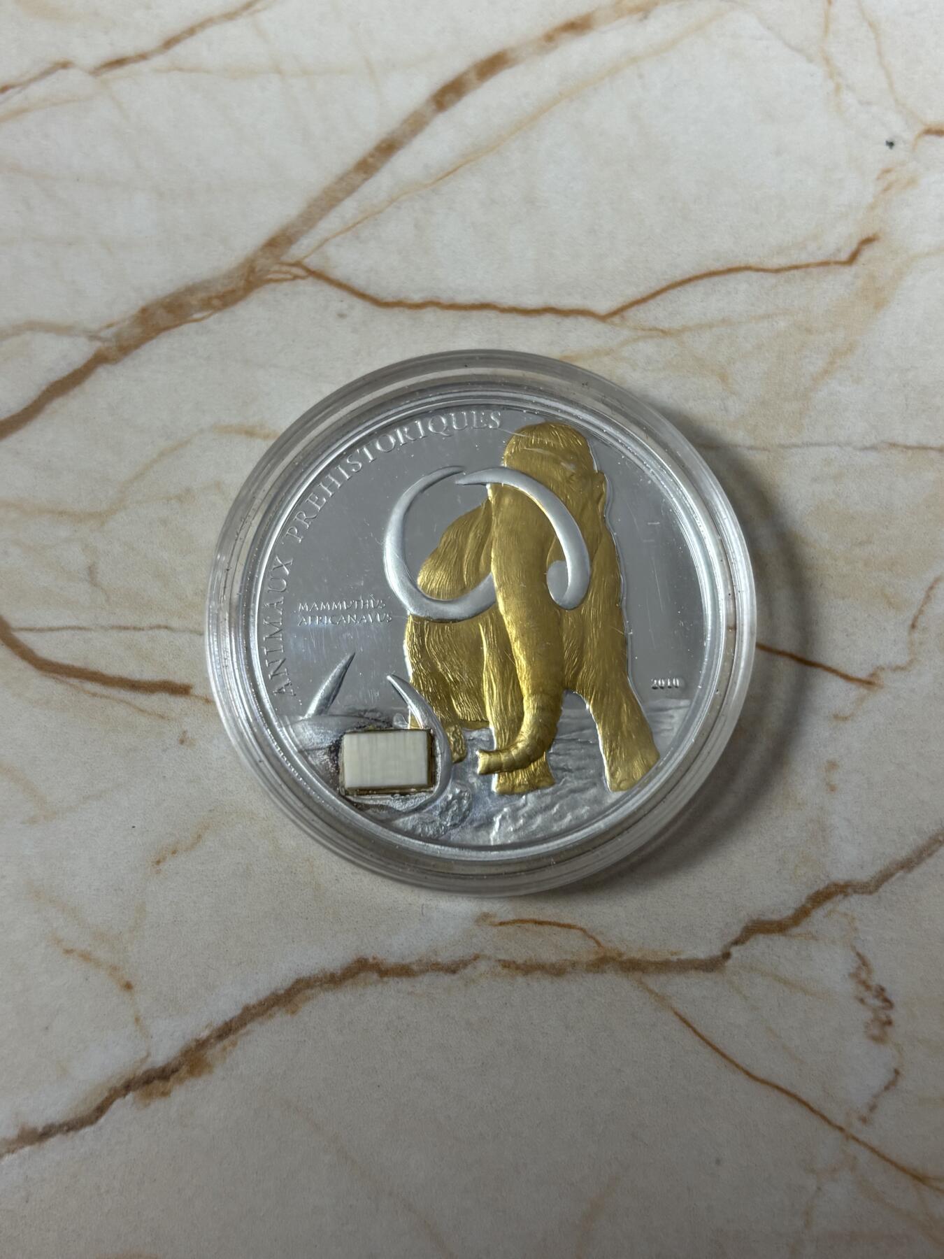 第184期拍卖 获奖币科特迪瓦2010猛犸象镶嵌镀金纪念银币，925银镀金，25克，世界最美25种钱币之一，有氧化
