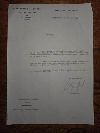 凯旋世界勋赏（第20期）（欢迎送拍）（对拍品有疑问请询问客服，不接受到手刀，出价默认拍品品相。请认真阅读拍卖规则！出价默认已认可！）（收到货请录制开箱视频，无视频概不处理问题。） - 收函人在1976年1月1日被任命为卢瓦雷省农业局（L'Administration de l'Agriculture）的技术助理（Maitre d'hommes）。  - 省长向其表示祝贺，并附上1975年12月12日的任命文件副本。