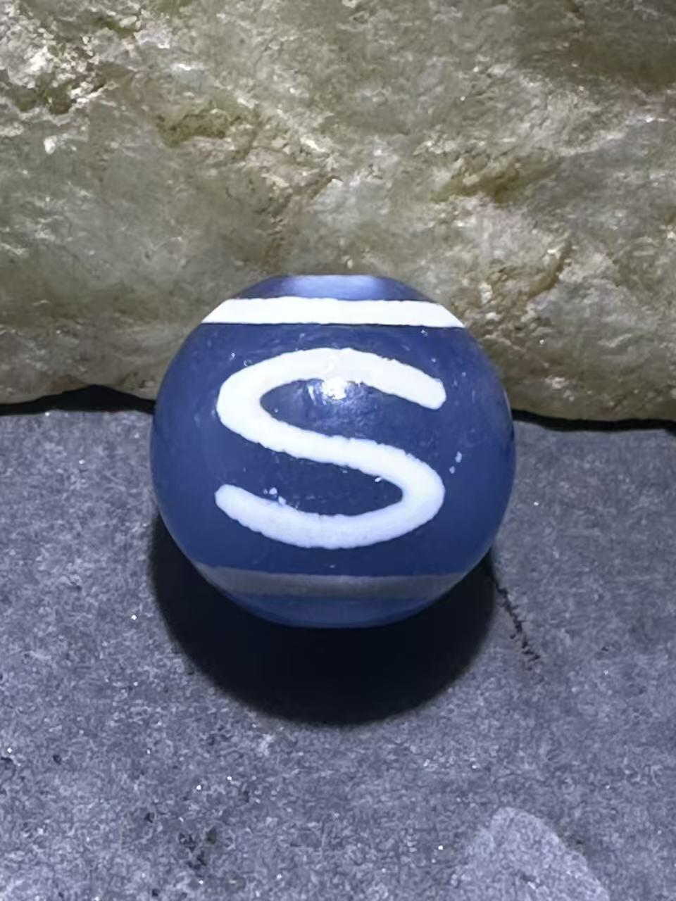 仅此一颗，精美藏传蓝玉髓金钱钩天珠一颗