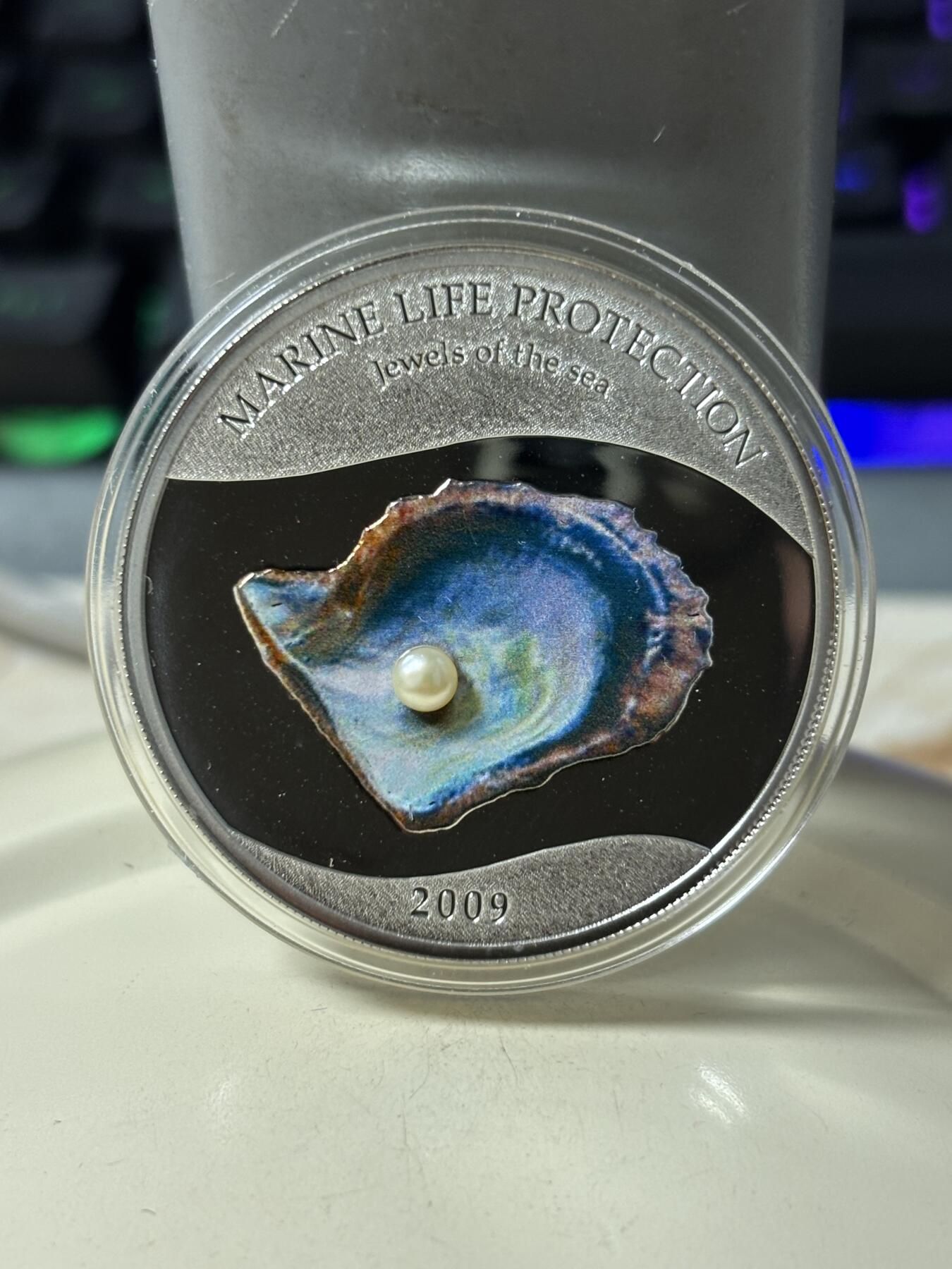 第184期拍卖 获奖币帕劳2009年镶嵌天然深海珍珠彩色纪念银币，925银，25克，发行2500枚，世界上最美的25种硬币之一