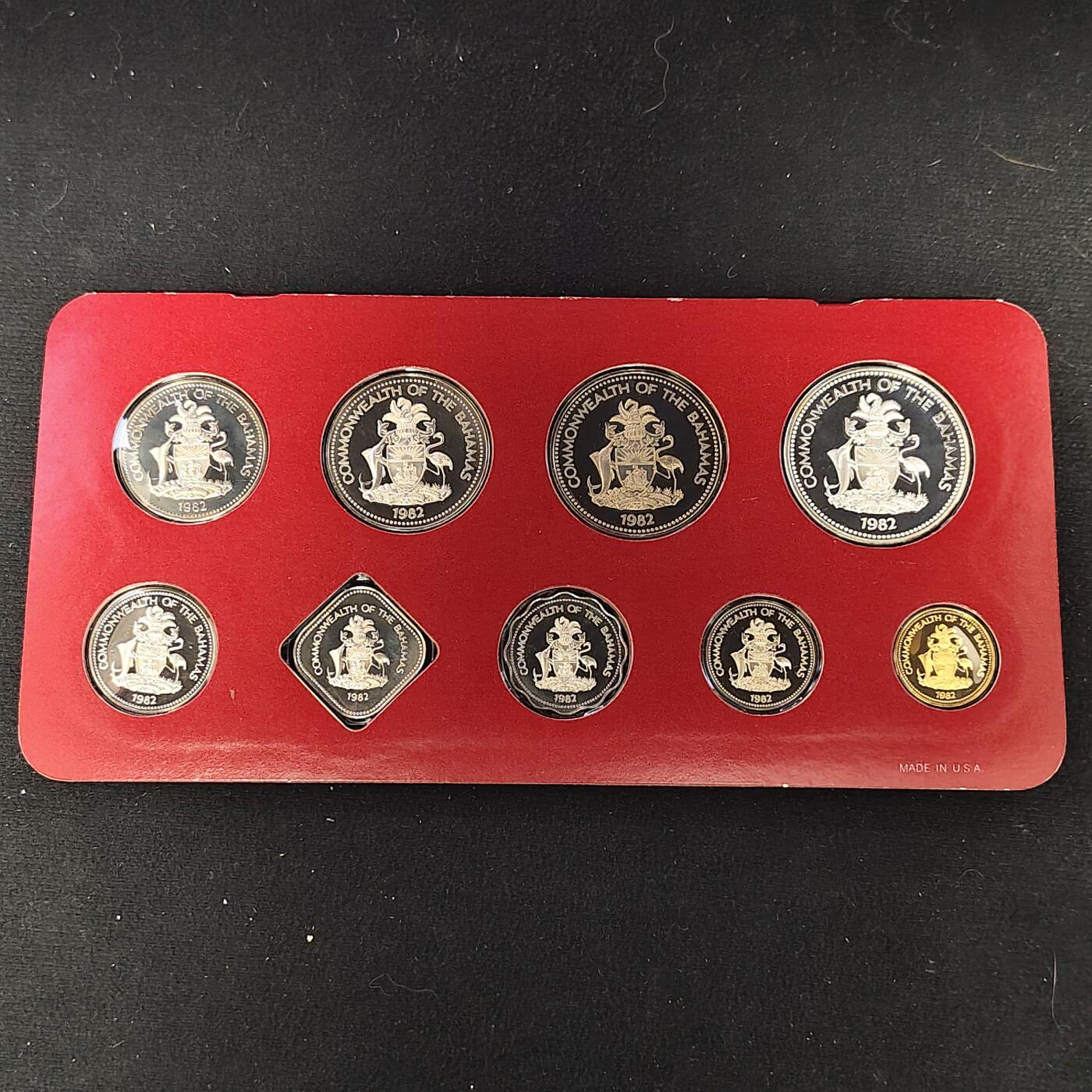 【全场包邮】纯粹捡漏拍483场（免费代拍第20场） 【稀少】巴哈马1982年官方精制套币-含独年仅随套币发行1元凤凰木/2元巴哈马树燕/5元圣玛丽号及十字架（银）-盒证全-量1217