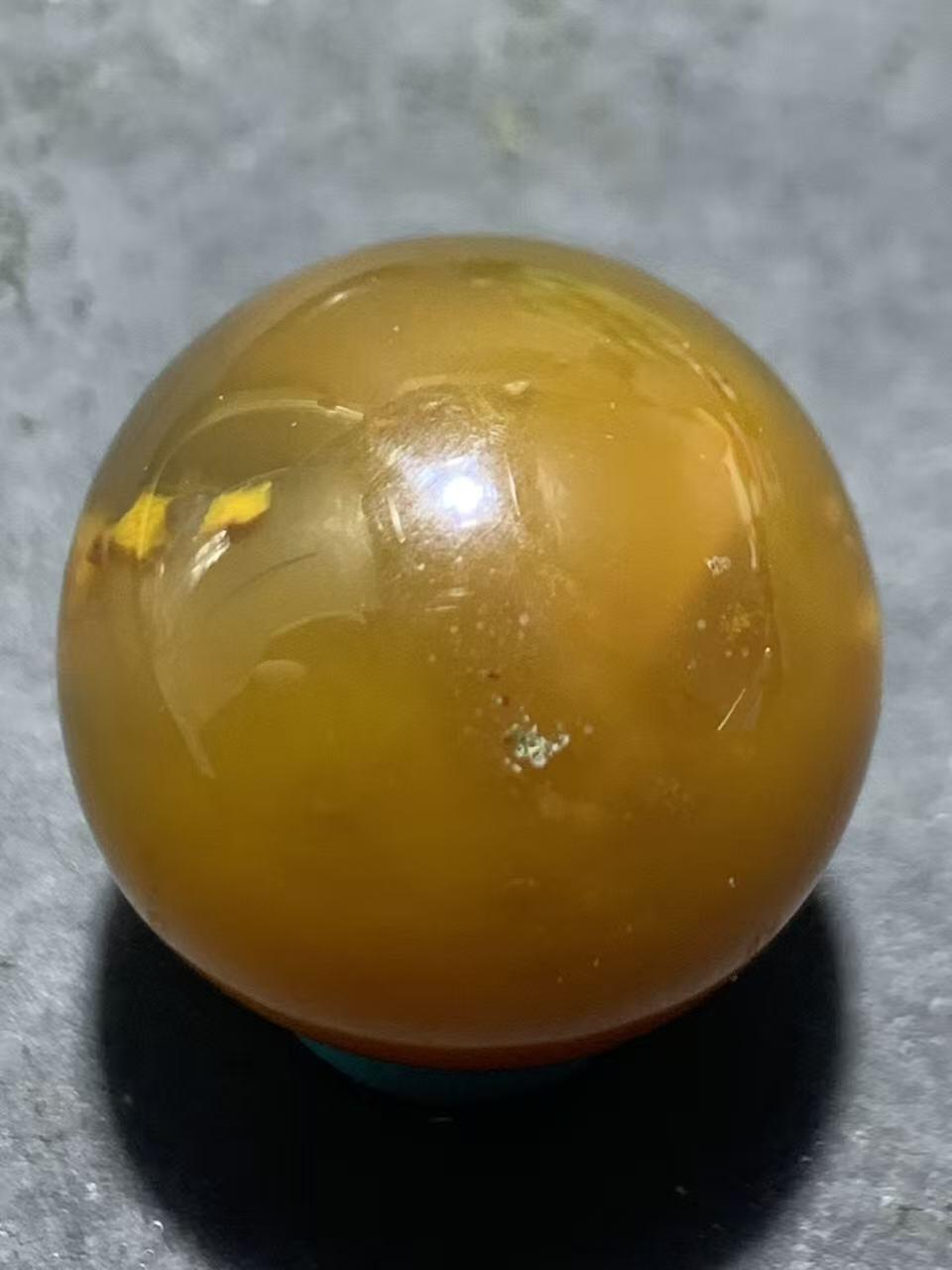 精美蒙料鸡油黄冻料战国红玛瑙圆珠一个，，