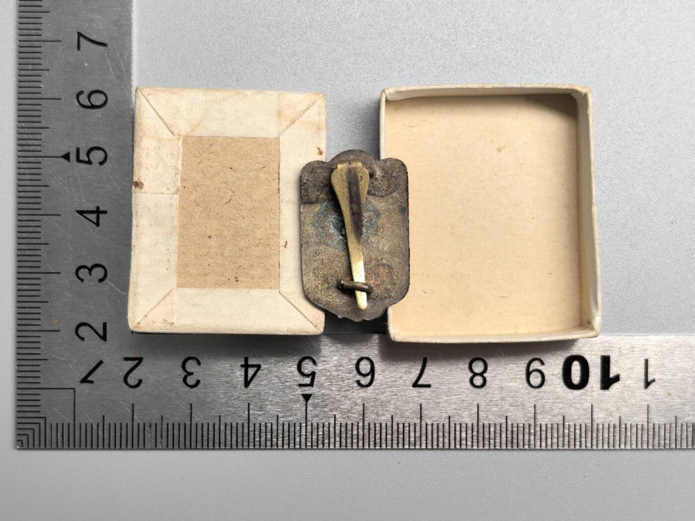 小驴勋章奖章收藏12月06日周六晚六点拍卖（珍爱和平，收藏战争，铭记历史，勿忘国耻，忠党爱国。有偿代拍，送拍规则在简介最后，参拍须阅读规则后再参拍，关系到运费包装发货时效真假辨别等关键信息，拍卖时不再发原图，看大图店主微信码在拍卖店铺介绍里） 在乡会会员章带纸盒