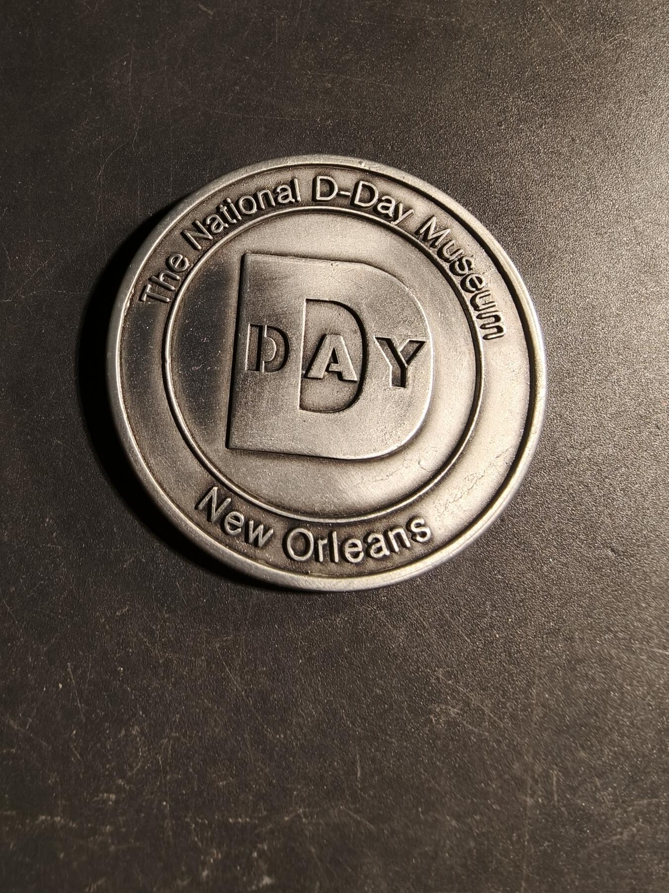 老王徽章第168期 美国新奥尔良二战国家战争博物馆胜利日纪念章      原盒      直径50mm.     重量38.9g