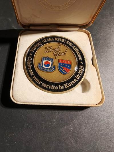 老王徽章第168期 - 2015年韩美同盟胜利纪念章     原盒     直径70mm.   重量106.4g