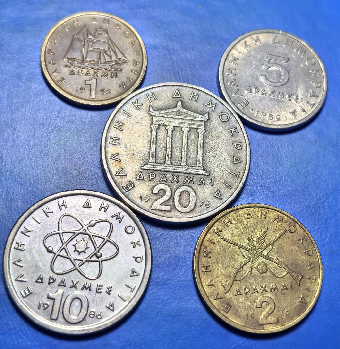 外国优质老铜币银币，周六九点倒数截拍，满百包邮，可寄存半年，喜欢朋友微信扫描二维码可直接参拍