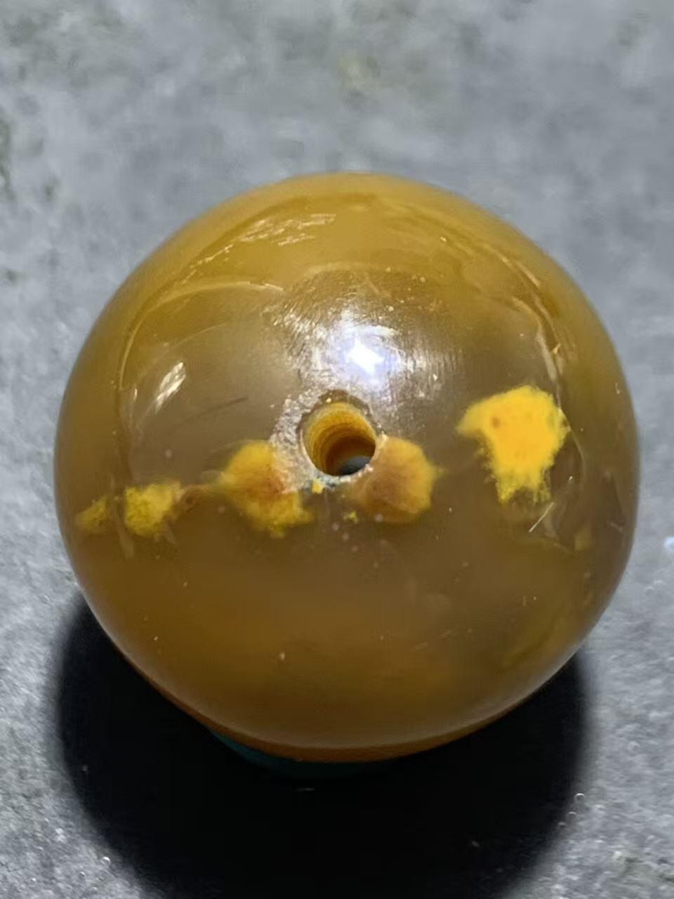 精美蒙料鸡油黄冻料战国红玛瑙圆珠一个，，