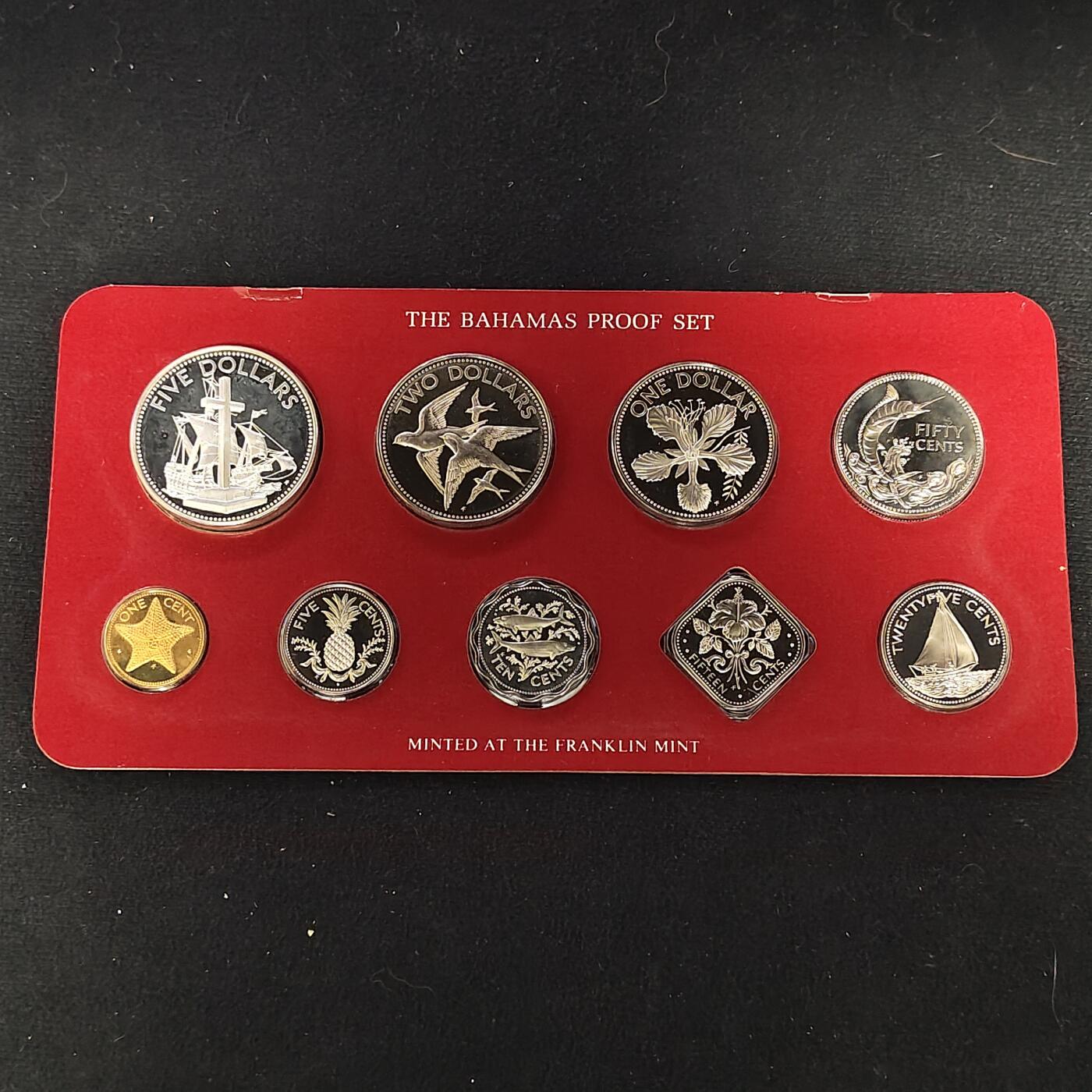 【全场包邮】纯粹捡漏拍483场（免费代拍第20场） 【稀少】巴哈马1982年官方精制套币-含独年仅随套币发行1元凤凰木/2元巴哈马树燕/5元圣玛丽号及十字架（银）-盒证全-量1217