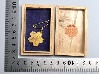 小驴勋章奖章收藏12月06日周六晚六点拍卖（珍爱和平，收藏战争，铭记历史，勿忘国耻，忠党爱国。有偿代拍，送拍规则在简介最后，参拍须阅读规则后再参拍，关系到运费包装发货时效真假辨别等关键信息，拍卖时不再发原图，看大图店主微信码在拍卖店铺介绍里） - 妇人会徽章