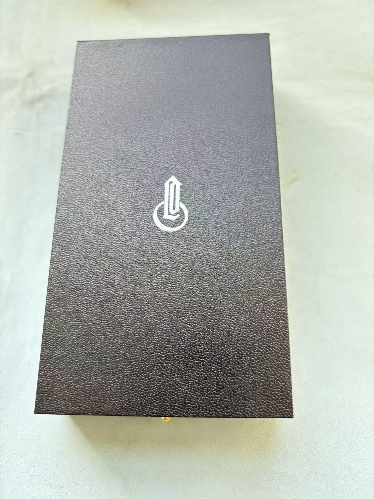 盛世勋华——号角文化勋章邮票专场拍卖第292期 德国（1939）骑士级铁十字勋章 带原盒和纸盒 银制带800银标 复制品 大全套，包装标识：盒子上的“C.E.Juncker Berlin SW 68”是德国历史上著名的勋章制造商（容克公司），该品牌常为德国官方生产勋章类物品。