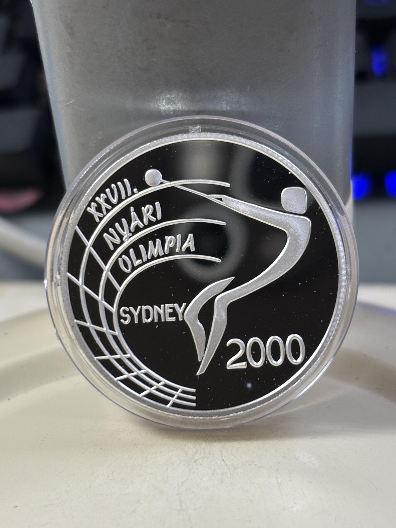 第184期拍卖 匈牙利1999年 27届悉尼奥运会2000福林精制银币 925银 20克银价256 发行量：1万4千 盒证全，盒子断开