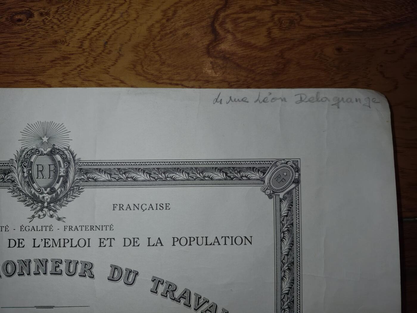 凯旋世界勋赏（第20期）（欢迎送拍）（对拍品有疑问请询问客服，不接受到手刀，出价默认拍品品相。请认真阅读拍卖规则！出价默认已认可！）（收到货请录制开箱视频，无视频概不处理问题。） 1954年法国劳动、就业与人口部颁发的劳动荣誉奖章证书