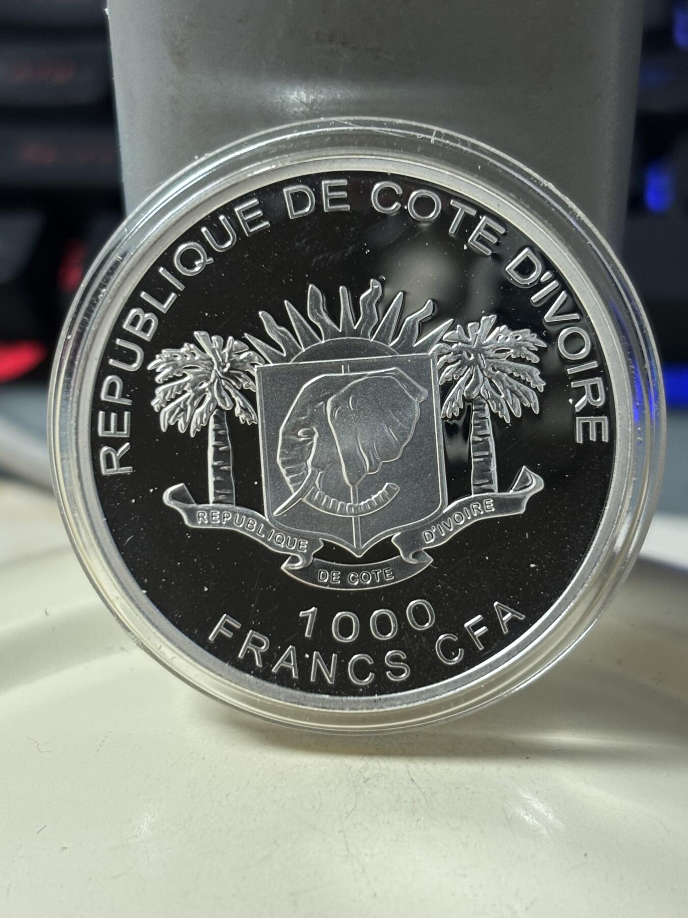 第184期拍卖 获奖币科特迪瓦2010猛犸象镶嵌镀金纪念银币，925银镀金，25克，世界最美25种钱币之一，有氧化