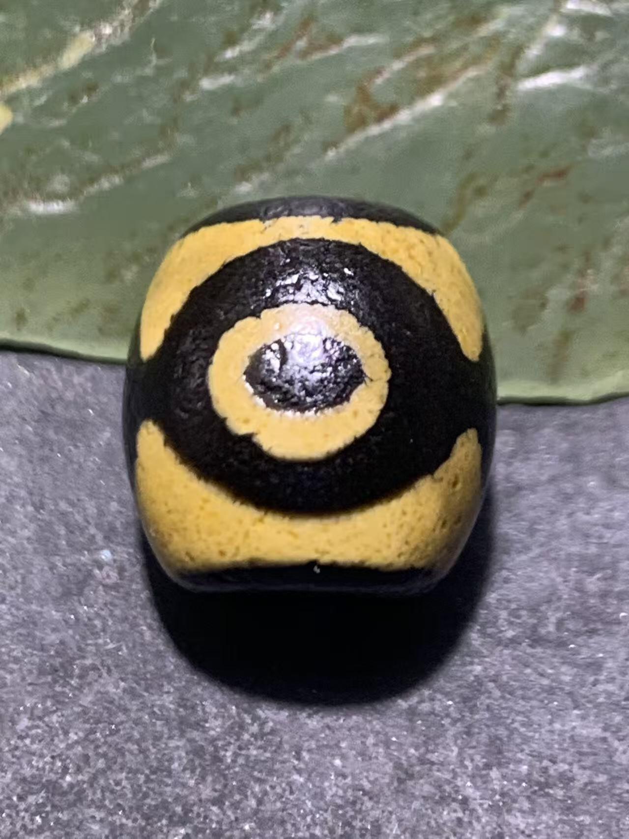 仅此一颗，精品藏传牙黄三眼玛瑙天珠一颗，，