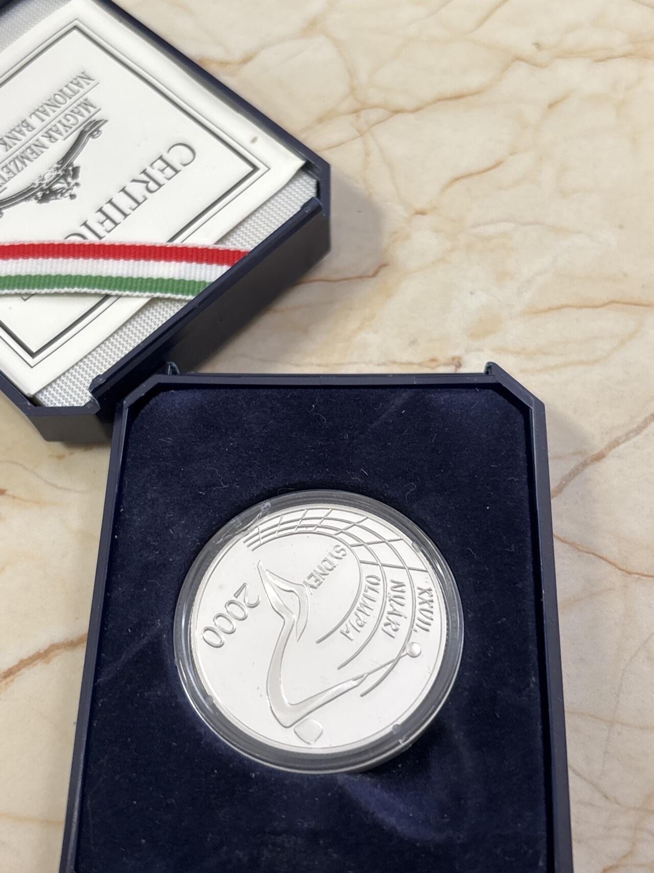 第184期拍卖 匈牙利1999年 27届悉尼奥运会2000福林精制银币 925银 20克银价256 发行量：1万4千 盒证全，盒子断开