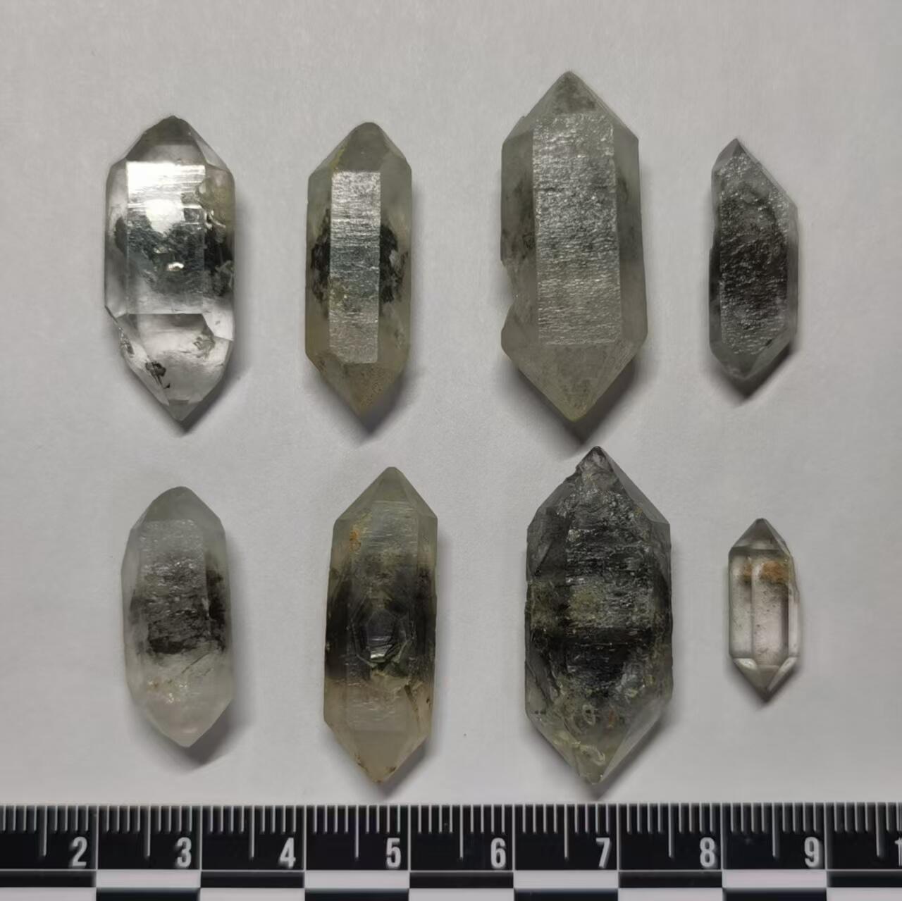 七河·世界钱币杂件水晶矿标小拍（总第30期） 藏家出品 X667 云贵闪灵水晶 糖心类 一组 8 枚，总体重量 30 多克 本件拍品由合作藏家负责邮寄