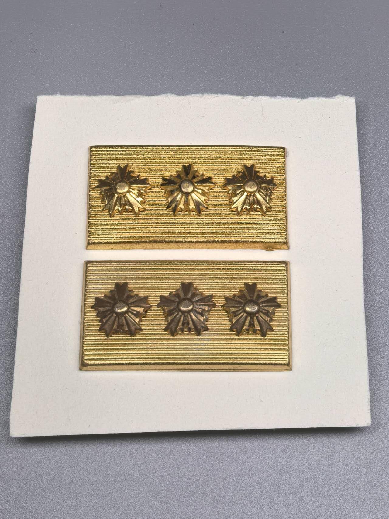 小驴勋章奖章收藏12月06日周六晚六点拍卖（珍爱和平，收藏战争，铭记历史，勿忘国耻，忠党爱国。有偿代拍，送拍规则在简介最后，参拍须阅读规则后再参拍，关系到运费包装发货时效真假辨别等关键信息，拍卖时不再发原图，看大图店主微信码在拍卖店铺介绍里） 日警领章，警视监(大将)阶级，放国内就是祁同伟那个级别。