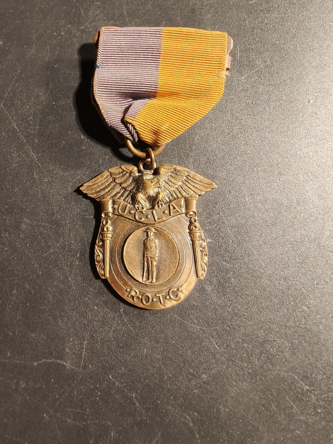 老王徽章第168期 美国加州大学预备军官团良好服役奖章    1936年实发