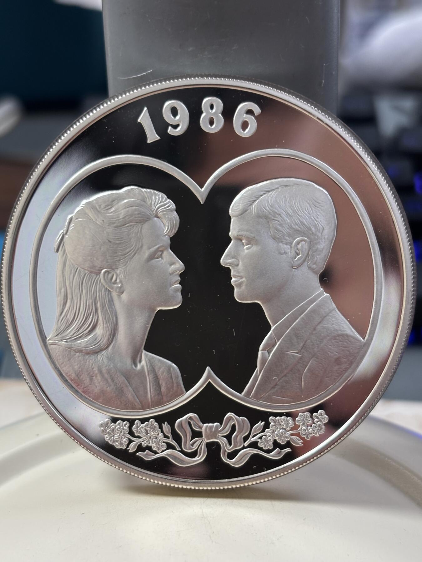 第184期拍卖 福克兰群岛 1986年150克英王婚姻钱币25英磅精制纪念银币 带盒证书，925银银价1923