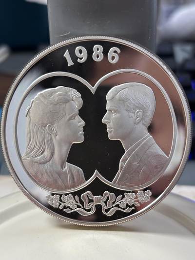 第184期拍卖 - 福克兰群岛 1986年150克英王婚姻钱币25英磅精制纪念银币 带盒证书，925银银价1923