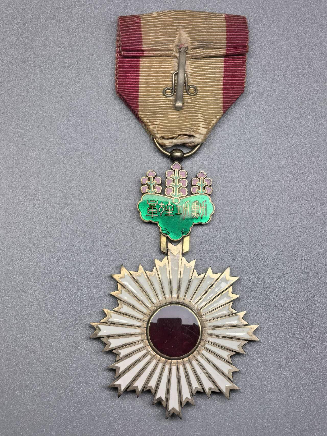 小驴勋章奖章收藏12月06日周六晚六点拍卖（珍爱和平，收藏战争，铭记历史，勿忘国耻，忠党爱国。有偿代拍，送拍规则在简介最后，参拍须阅读规则后再参拍，关系到运费包装发货时效真假辨别等关键信息，拍卖时不再发原图，看大图店主微信码在拍卖店铺介绍里） 早期无花结勋四等旭小绶日章，凹珐琅，紫红色绶带，侧面打“匕”标，银质七宝烧，青色部分有些许磕碰