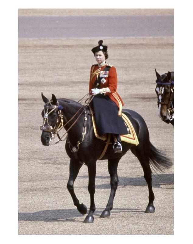 纯手工  英国1977年 伊丽莎白骑马镀金高浮雕精制币章吊坠 50MM