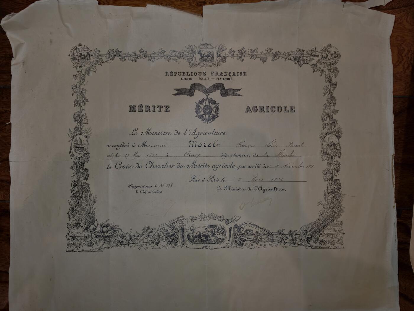 凯旋世界勋赏（第20期）（欢迎送拍）（对拍品有疑问请询问客服，不接受到手刀，出价默认拍品品相。请认真阅读拍卖规则！出价默认已认可！）（收到货请录制开箱视频，无视频概不处理问题。） （和俩农业一人套）法国农业功绩勋章的授勋证书