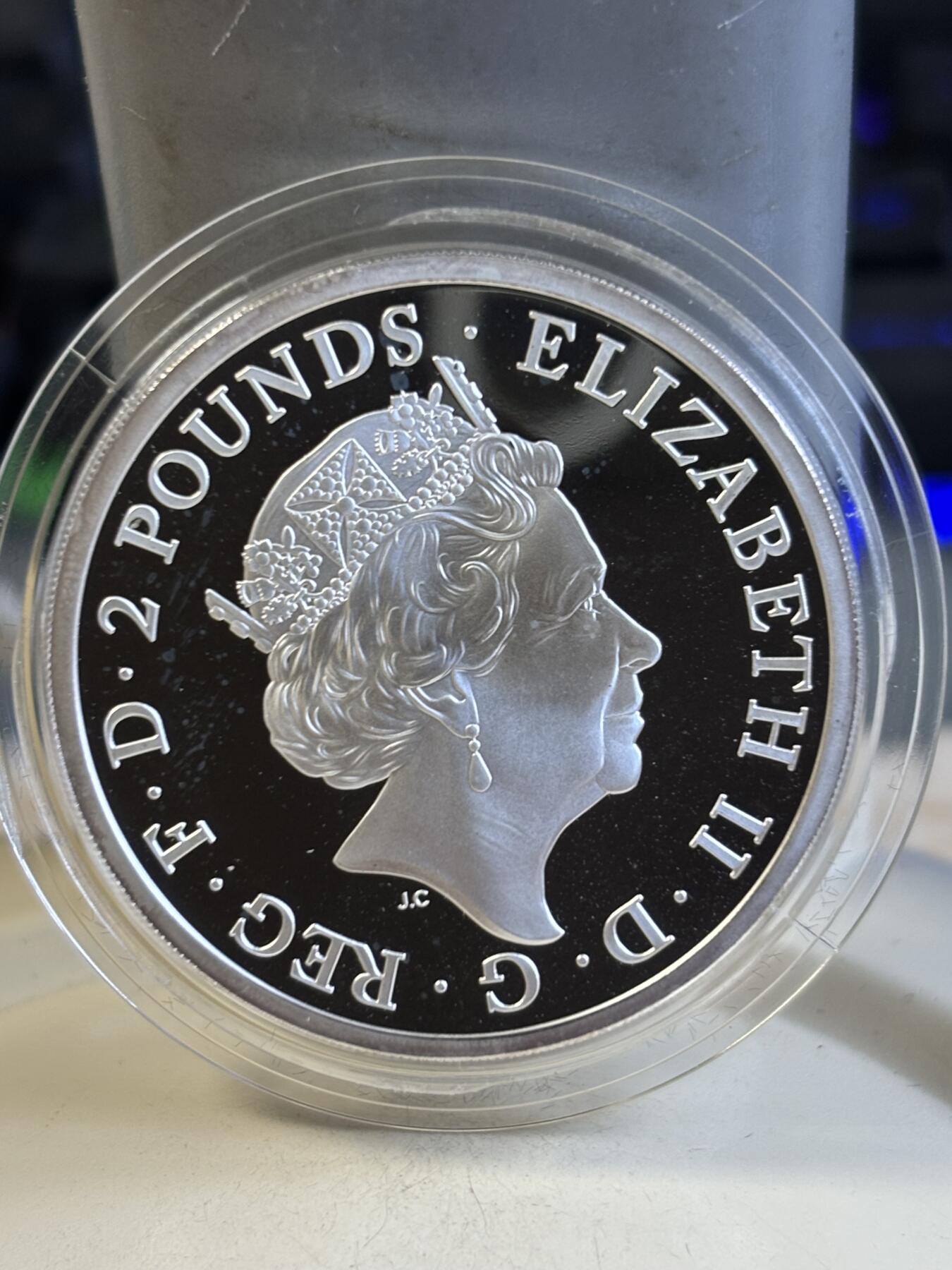 第184期拍卖 英国2023年中国生肖系列兔年1盎司精制纪念银币，999银，发行2888枚，有氧化