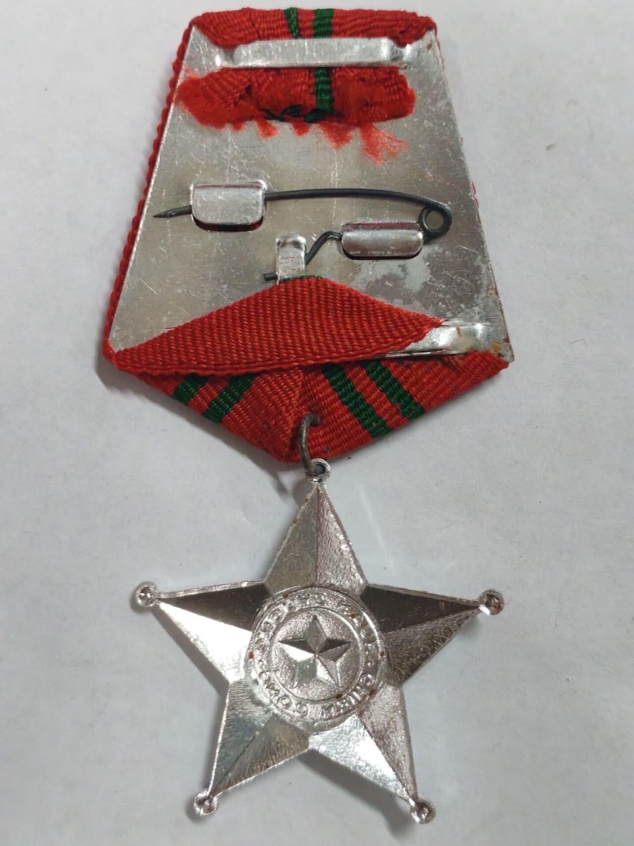 罗岚⭐新藏⭐特惠专拍第一场-分享拍场赚佣 越南社会主义共和国人民军二级战功勋章 主要颁发给前线作战的基层军官-士官-士兵 该章获得条件需要在战场上以出色的基层指挥能力逆转一场小型战斗，或者亲自临阵毙伤数位敌人