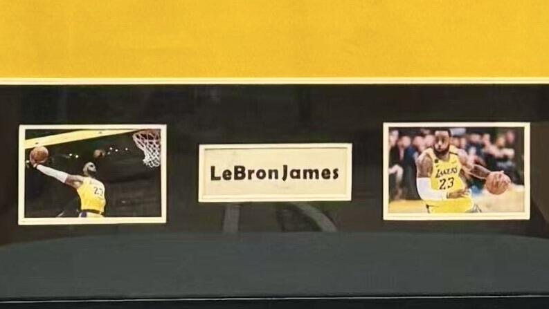 零元拍：詹姆斯亲笔签名湖人总冠军主场球衣，已做精美装裱，亚克力有轻微划痕，外框尺寸：647X847MM。因展品出展，镜框可能有轻微划痕，介意勿拍