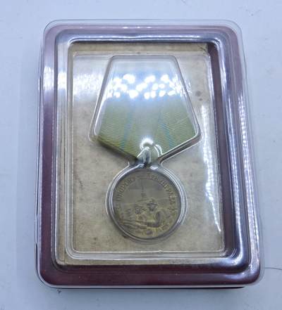 红色经典收藏 第34期   苏章专场 - 1943年实发  二战 苏联保卫列宁格勒奖章带战时临时大证书  证书折叠处有裂  有盒子