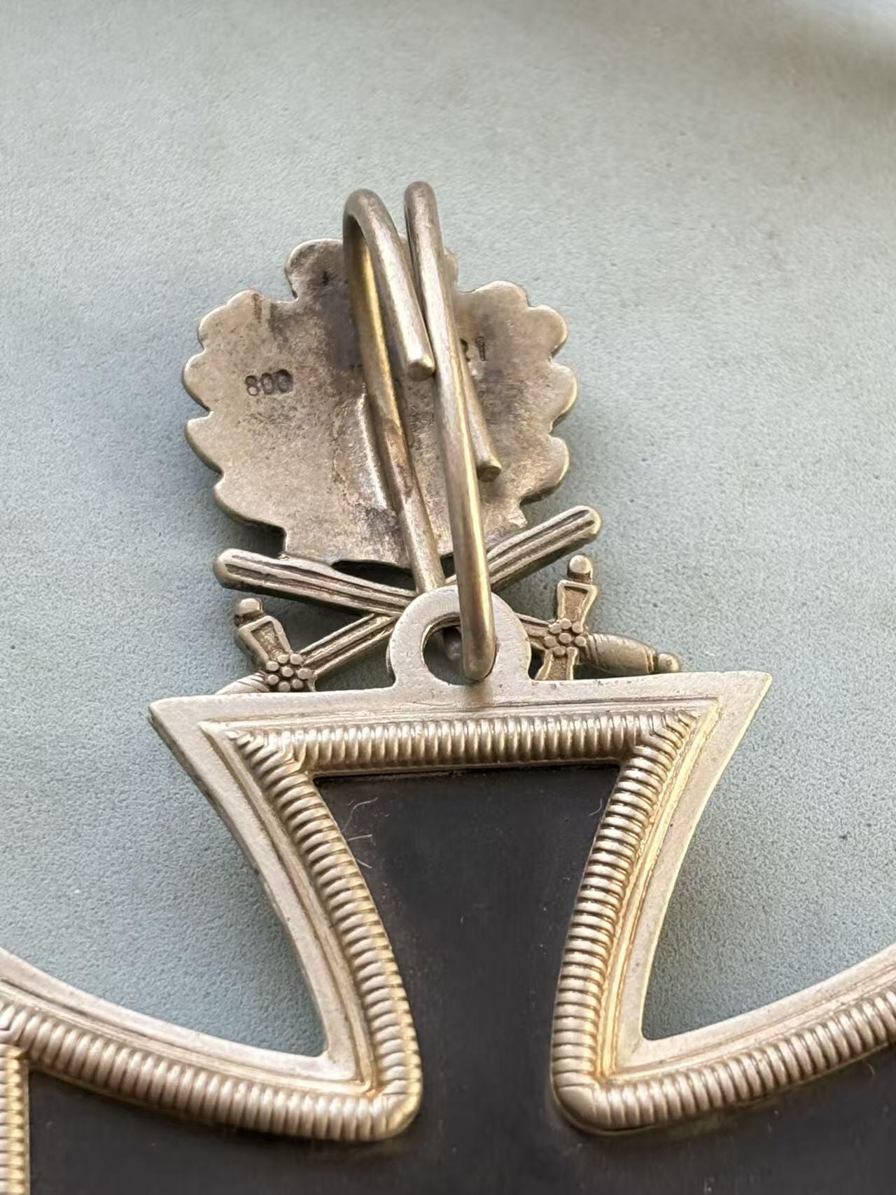 盛世勋华——号角文化勋章邮票专场拍卖第292期 德国（1939）骑士级铁十字勋章 带原盒和纸盒 银制带800银标 复制品 大全套，包装标识：盒子上的“C.E.Juncker Berlin SW 68”是德国历史上著名的勋章制造商（容克公司），该品牌常为德国官方生产勋章类物品。