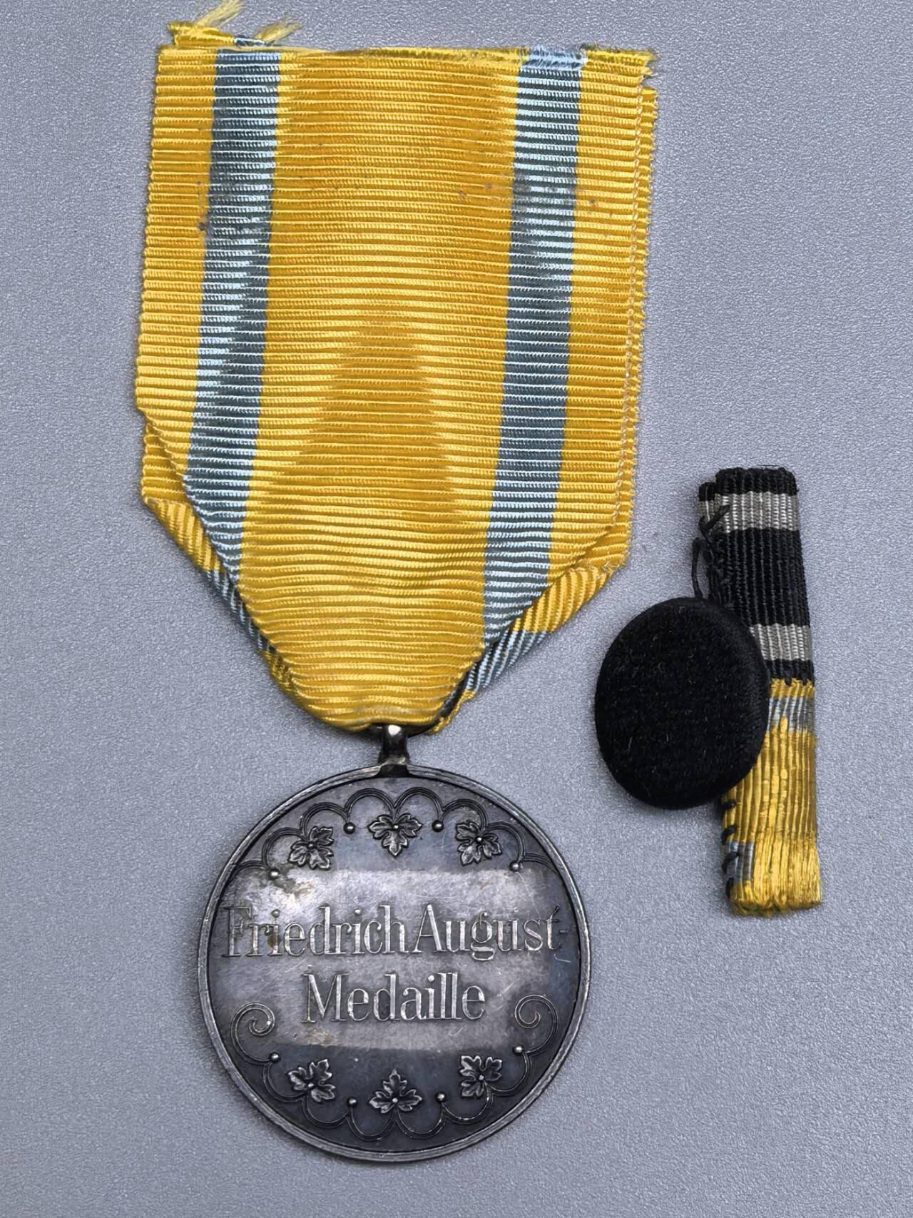 小驴勋章奖章收藏12月06日周六晚六点拍卖（珍爱和平，收藏战争，铭记历史，勿忘国耻，忠党爱国。有偿代拍，送拍规则在简介最后，参拍须阅读规则后再参拍，关系到运费包装发货时效真假辨别等关键信息，拍卖时不再发原图，看大图店主微信码在拍卖店铺介绍里） 一战德国萨克森银级弗里德里希奥古斯特奖章，绶带后配，带与二级铁十字的纽扣略