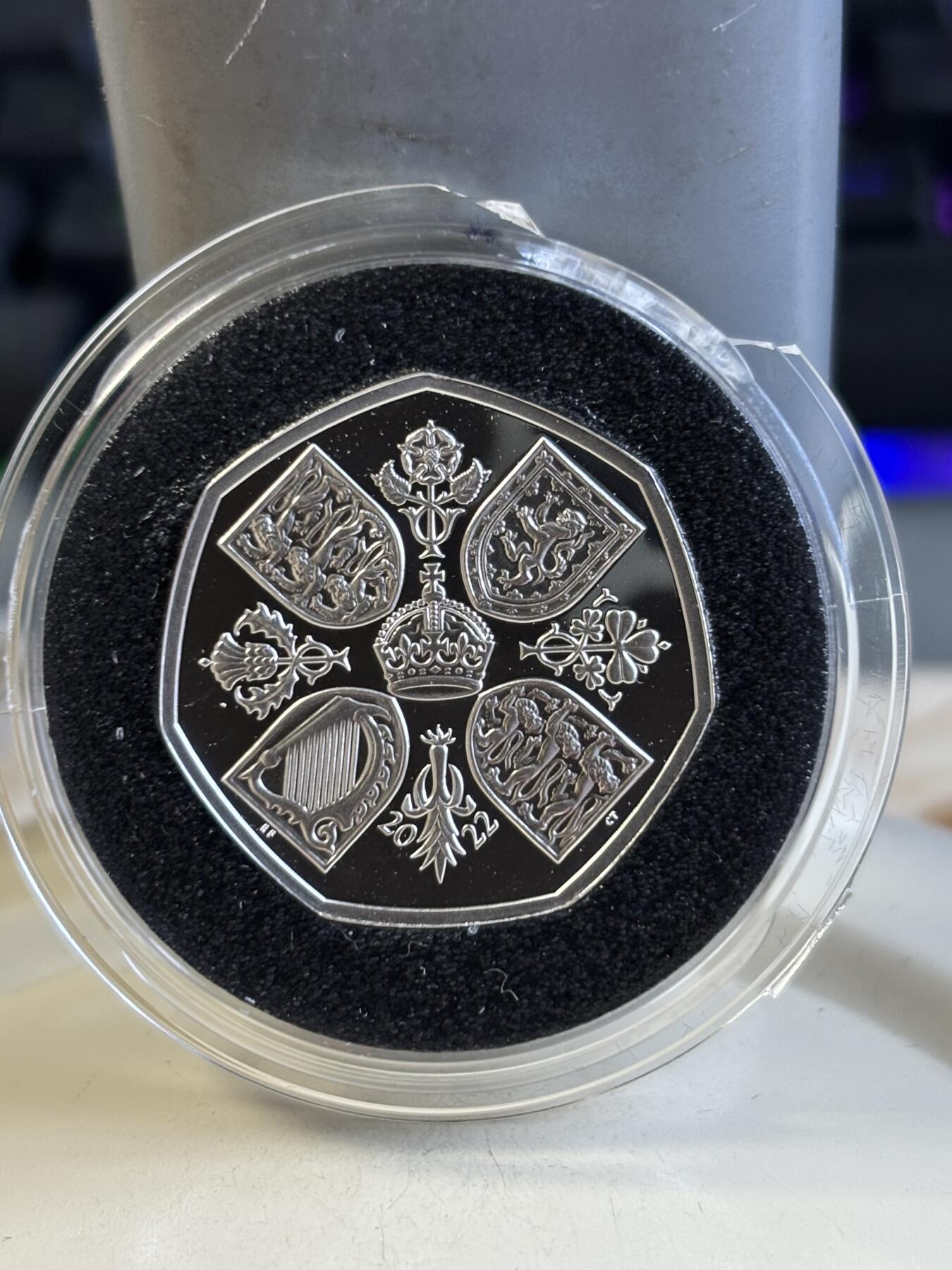 第184期拍卖 英国2022年发行致敬女王伊丽莎白二世50便士加厚精制纪念银币，925银，16克，塑料盒有破