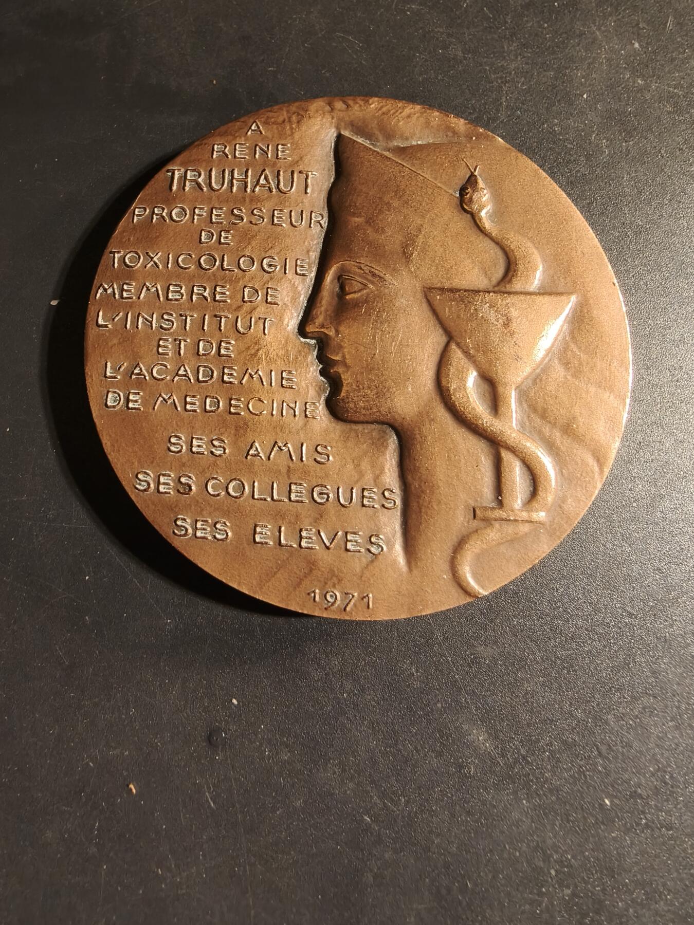 老王徽章第168期 法国毒理学教授雷内·特鲁奥大铜章      他是法兰西学院和国家医学科学院院士      直径68mm.    重量197.8g