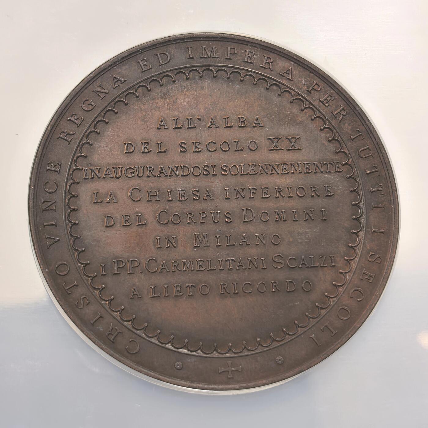 博洋堂世界钱币拍卖第150期（全场包邮） NGC MS64 意大利1900年加尔默罗赤足会纪念基督圣体教堂落成铜章，铜光十足，48mm大尺寸超大盒。正面铭文为加尔默罗赤足会神父在二十世纪黎明之际纪念基督圣体教堂落成，背面是圣经中最经典的故事：耶稣复活，画面顶部光芒四射的灯塔象征复活的耶稣本人，两位天使坐在耶稣的空坟墓边周围有云朵环绕，神圣和艺术意味十足，该画面选自《马太福音》28：6。