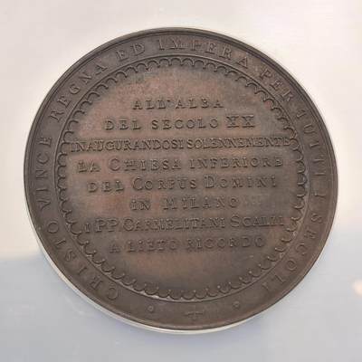 博洋堂世界钱币拍卖第150期（全场包邮） NGC MS64 意大利1900年加尔默罗赤足会纪念基督圣体教堂落成铜章，铜光十足，48mm大尺寸超大盒。正面铭文为加尔默罗赤足会神父在二十世纪黎明之际纪念基督圣体教堂落成，背面是圣经中最经典的故事：耶稣复活，画面顶部光芒四射的灯塔象征复活的耶稣本人，两位天使坐在耶稣的空坟墓边周围有云朵环绕，神圣和艺术意味十足，该画面选自《马太福音》28：6。