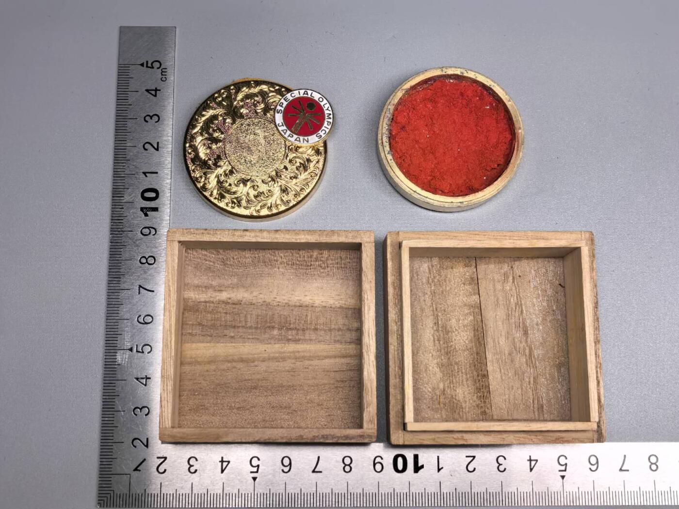 小驴勋章奖章收藏12月06日周六晚六点拍卖（珍爱和平，收藏战争，铭记历史，勿忘国耻，忠党爱国。有偿代拍，送拍规则在简介最后，参拍须阅读规则后再参拍，关系到运费包装发货时效真假辨别等关键信息，拍卖时不再发原图，看大图店主微信码在拍卖店铺介绍里） 奥运镀金印泥盒带桧木盒