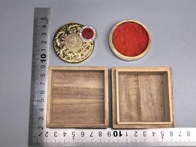 小驴勋章奖章收藏12月06日周六晚六点拍卖（珍爱和平，收藏战争，铭记历史，勿忘国耻，忠党爱国。有偿代拍，送拍规则在简介最后，参拍须阅读规则后再参拍，关系到运费包装发货时效真假辨别等关键信息，拍卖时不再发原图，看大图店主微信码在拍卖店铺介绍里） - 奥运镀金印泥盒带桧木盒