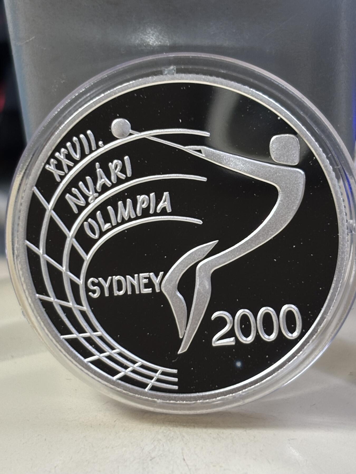 第184期拍卖 匈牙利1999年 27届悉尼奥运会2000福林精制银币 925银 20克银价256 发行量：1万4千 盒证全，盒子断开