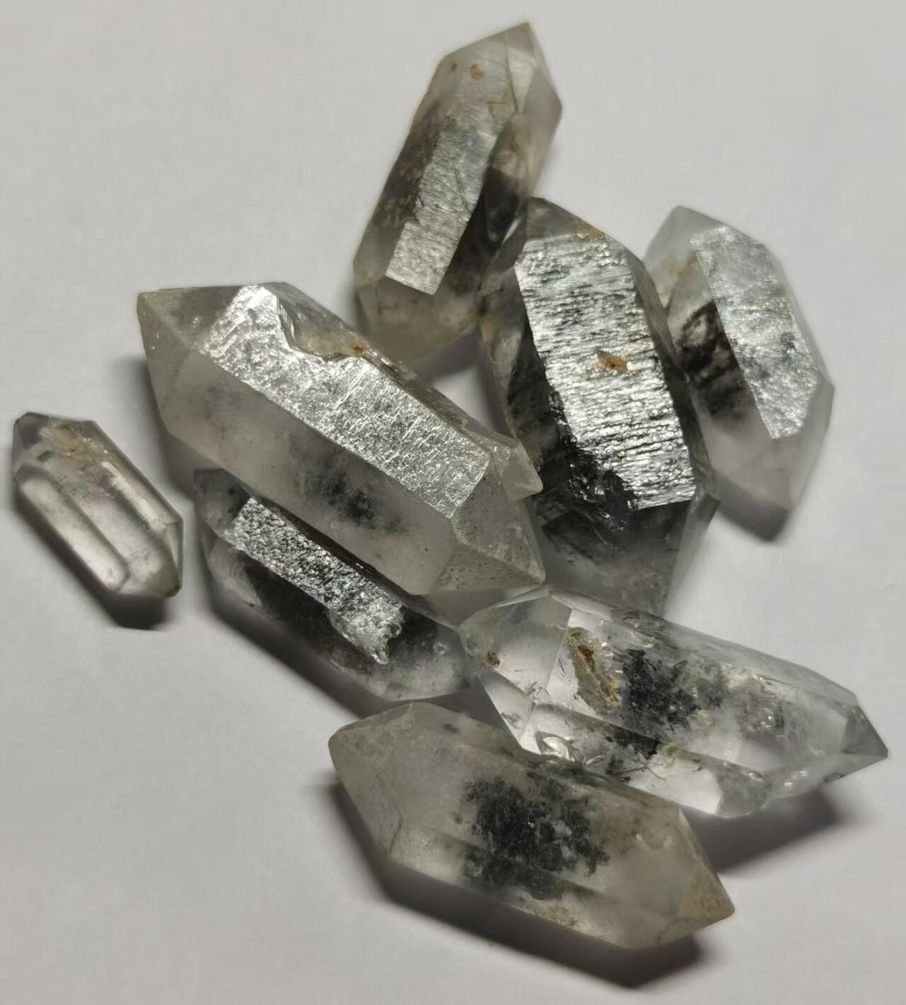 七河·世界钱币杂件水晶矿标小拍（总第30期） 藏家出品 X667 云贵闪灵水晶 糖心类 一组 8 枚，总体重量 30 多克 本件拍品由合作藏家负责邮寄